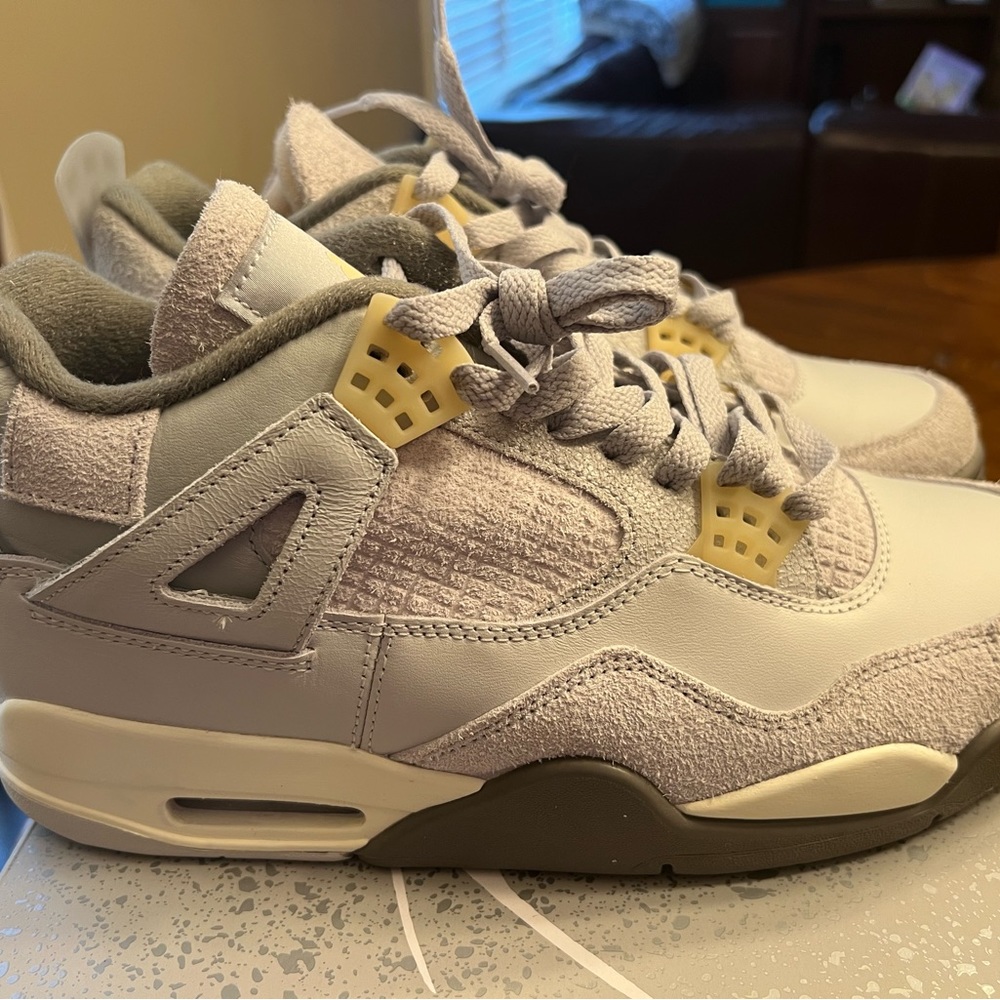 Jordan 4 Retro SE size 9